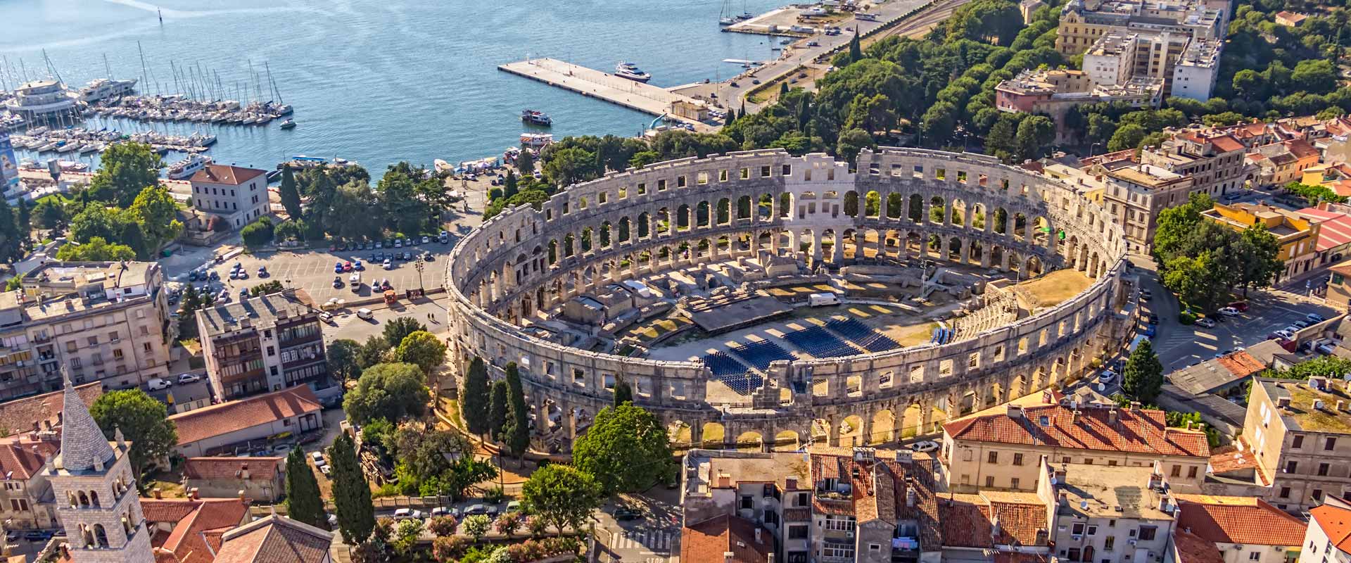 Pula - historischer Stadtkern und Theater